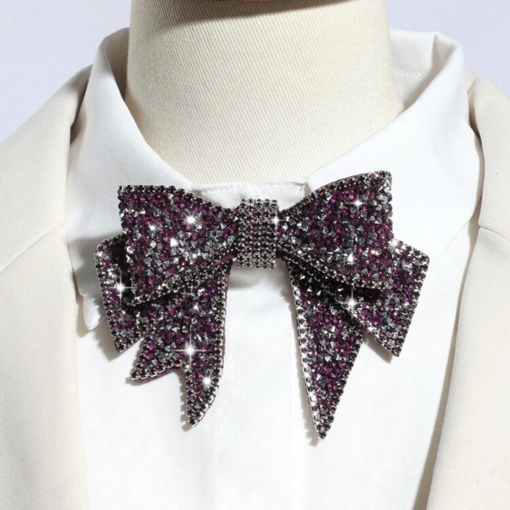 🎀 Bow Tie Pin 🎀 - Picture 3 of 3